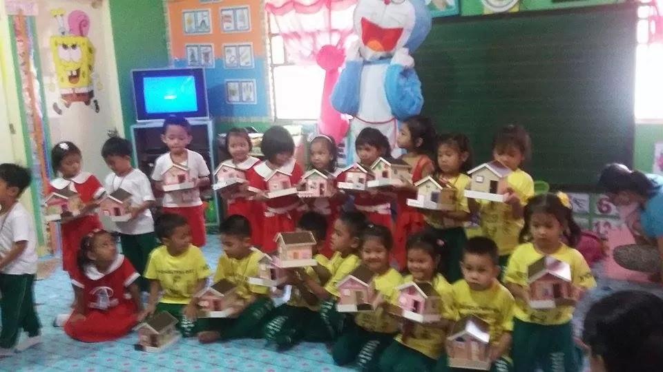 ghmhstr's tweet image. #Pandayan Workshop :)
-Masaya ako sa mga batang magagaling sa paggawa ng Arts and Crafts Alkansiya House :)