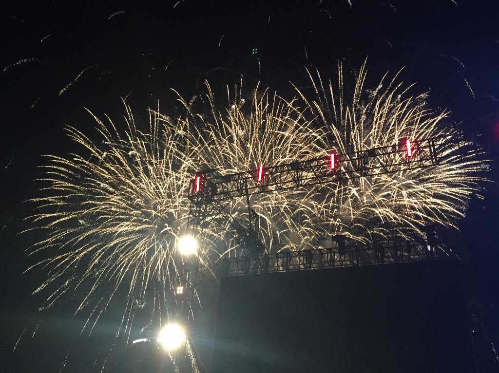 gretchenho's tweet image. Great way to end the show! #OneDirectionMNL #Spinnr1D #Smart1D