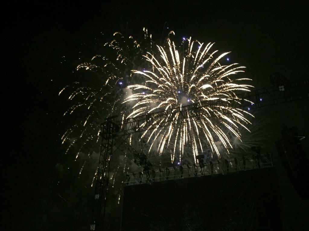 gretchenho's tweet image. Great way to end the show! #OneDirectionMNL #Spinnr1D #Smart1D