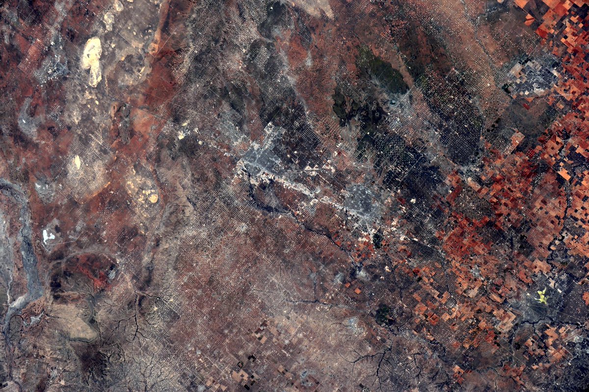 AstroSamantha's tweet image. #Texas from space... but what are all those white dots? #HelpRequired