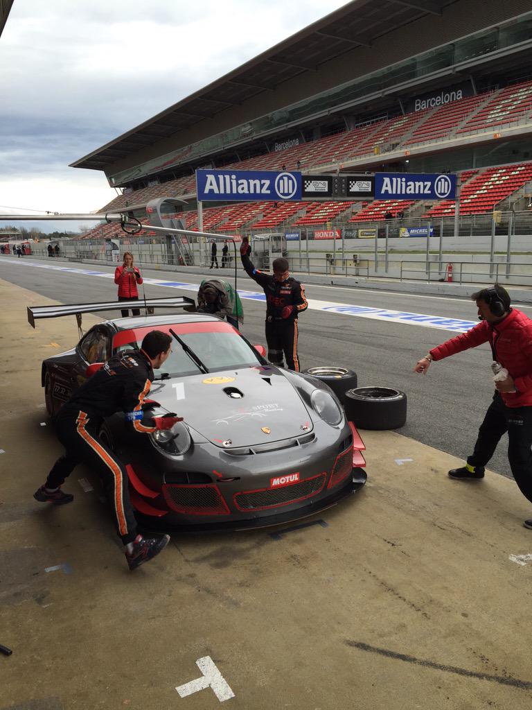 IDECSportRacing's tweet photo. Encore une heure de course Paul Lafargue P1 après son changement de pneumatiques #vdevbarcelone http://t.co/WVlfRK0ST8