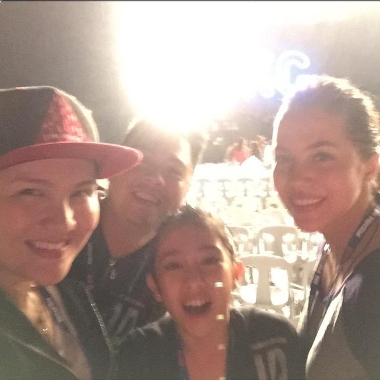 JULIAMONTESOFC's tweet photo. “@DimplesRomana: #1DInManila #OneDirectionInManila family date plus our ampon tonight!… https://t.co/wsN34RnVoF” http://t.co/T5CGrd7ZzN