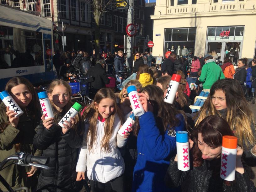 Jointhepipe's tweet photo. Groeten uit #Amsterdam! #Duurzame 'Get One Give One' waterflessen voor schoolkinderen! #kraanwater http://t.co/I30B0lMPnq