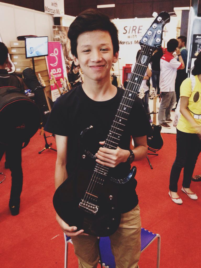Azizahnurf1's tweet photo. "@Rayprasetya227: Alhamdulillah bisa foto ama guitar idaman :) http://t.co/SVarrD3i1g"
