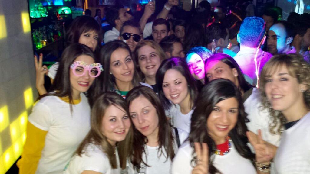 ceci_coman's tweet photo. http://t.co/k0q4J6s5sg #vamosaxeldomingo #CamisaBlanca #nochedetravesuraniñ@s 😂😂😂 #increibleperocierto 😘😘 http://t.co/N2ersafL4M