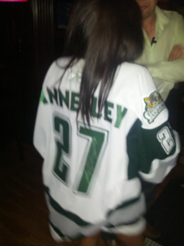Nixer39's tweet photo. @kyleannesley @WHLsilvertips @mlovehockey Annesley fans are alive and well in cowtown ! #bergymonster http://t.co/YYONogYKmM