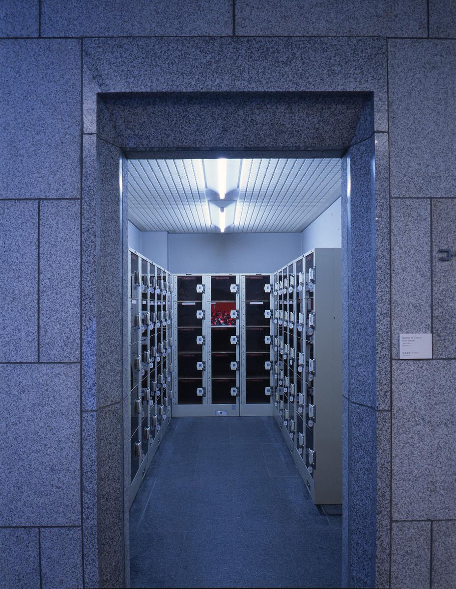 時限爆弾？】 何の変哲もないコインロッカーに怪しげな赤い光が…まさか時限爆弾？と思いきや、宮島達男氏の作品《Number of Time in Coin -Locker》です。（つづく） #ミュージアムウィーク #秘密MW