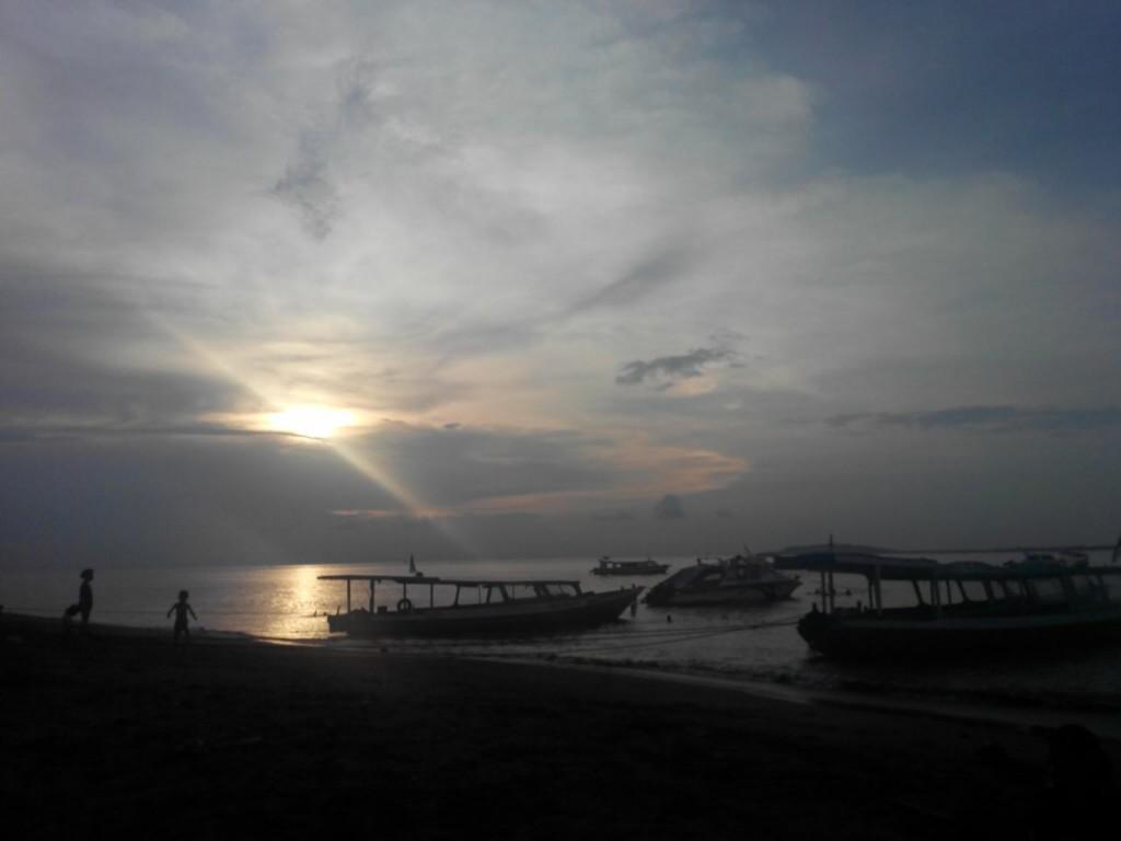 Ourtrip1st's tweet photo. Di sini emang syahdu bingit, no polusi, yuk maen-maen ke sini yuk gaes 😉 #GiliTrawangan #Lombok http://t.co/NR7qCynQhh