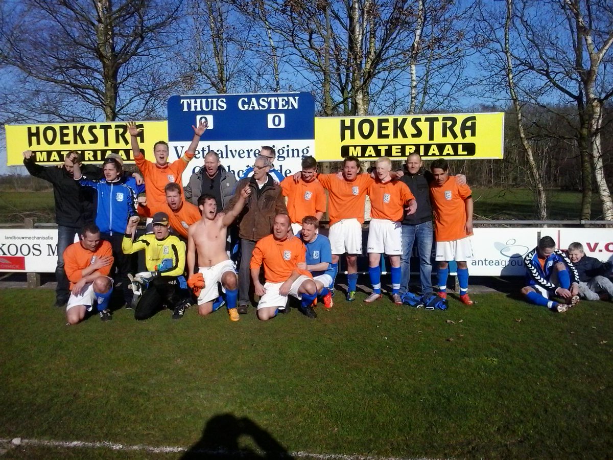 AnCatWe's tweet photo. De mannen van #RESBolsward hielden Oldeholtpade (nr.3) op 0-0 en dus gingen ze weer even op de foto. Klasse mannen. http://t.co/zmwwwmdzhj