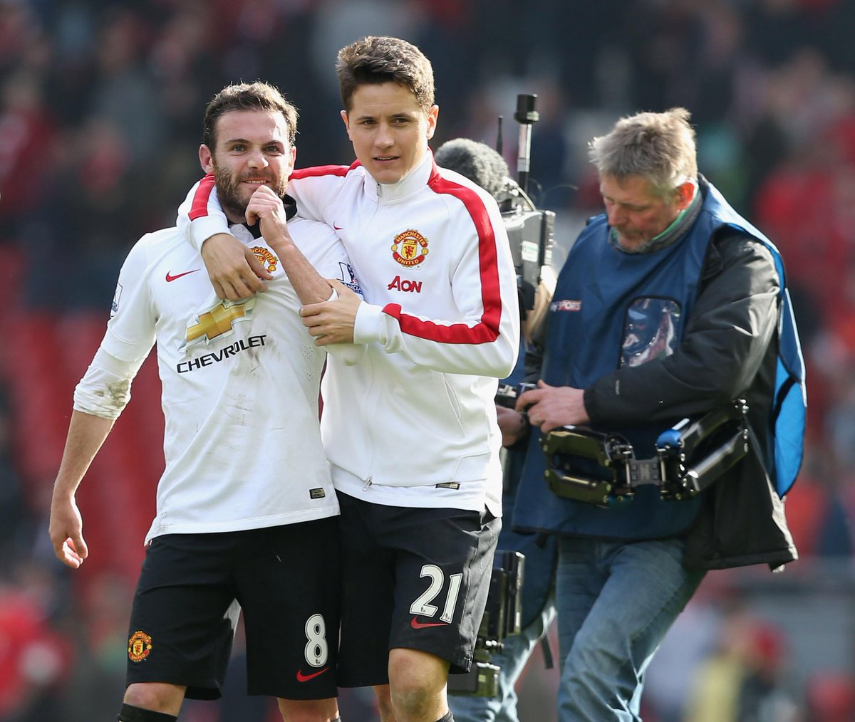 ManUtd_Es's tweet photo. .@juanmata8 y @AnderHerrera celebrando la victoria ante Liverpool en Anfield #mufc http://t.co/WlQsy5BTa3