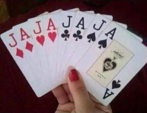 —¿Me podrías leer las cartas?

—Claro...

—¿Me va a ir bien en el amor?

—