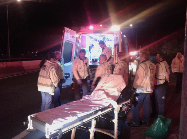 noticias_cuatro's tweet photo. Apuñalado seis veces, sigue de copas con sus amigos http://t.co/0MKZhiln2T http://t.co/DlquTygmzA