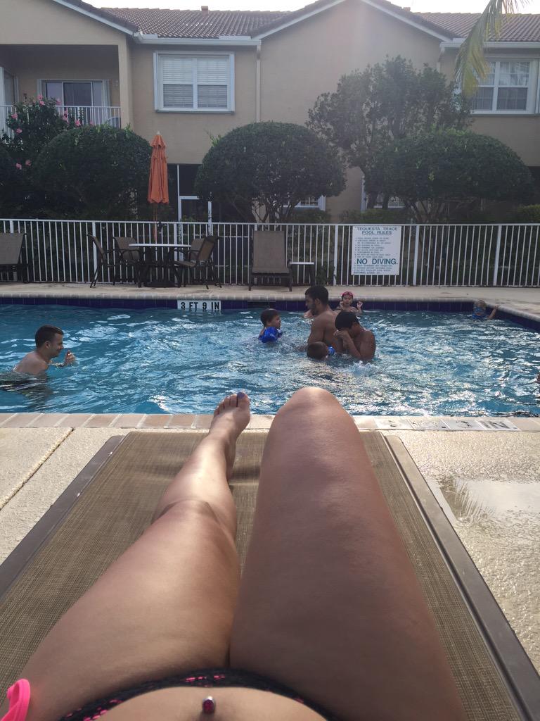 BeachBum2_11's tweet photo. ##LoveFL #LoveSoFlo #Poolside #Tanning http://t.co/hZOGi8WgW3