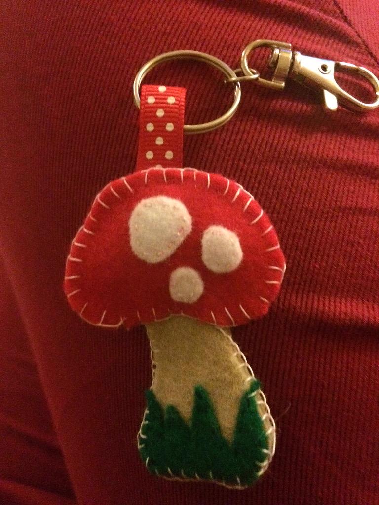StampandWeave's tweet image. #craft #create #createandshare #blanketstitch #mushroom #CraftHour #CraftOfTheDay #stampandweave #keyring #cute #love