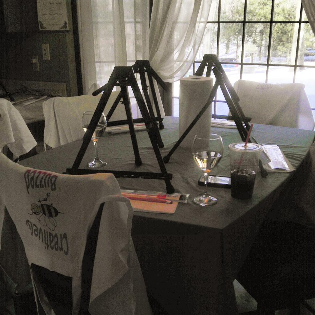 CreativelyBuzzd's tweet image. All done setting up! It's time to start painting! #painttime