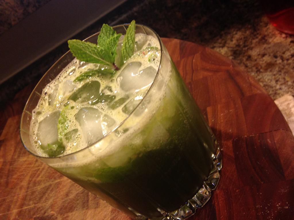 Paige_ELane's tweet photo. Sparkling grapefruit, mint, and #matcha. #30daysofmatcha #tobeapartner #teavanapartner http://t.co/9Qo3VJNrJU