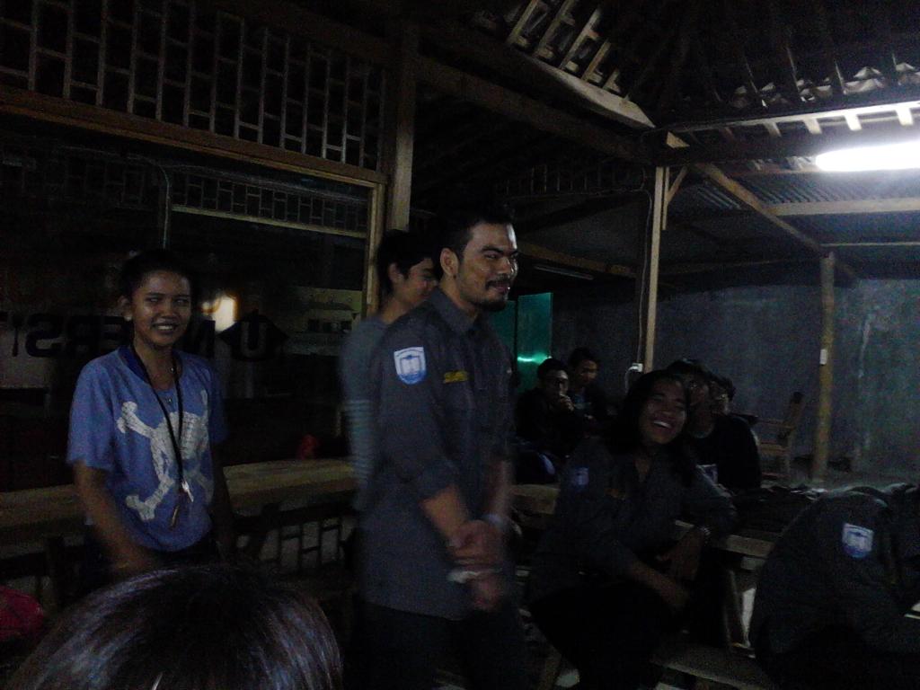 Pak ketua ukm dan pasukannya menghibur kita semua