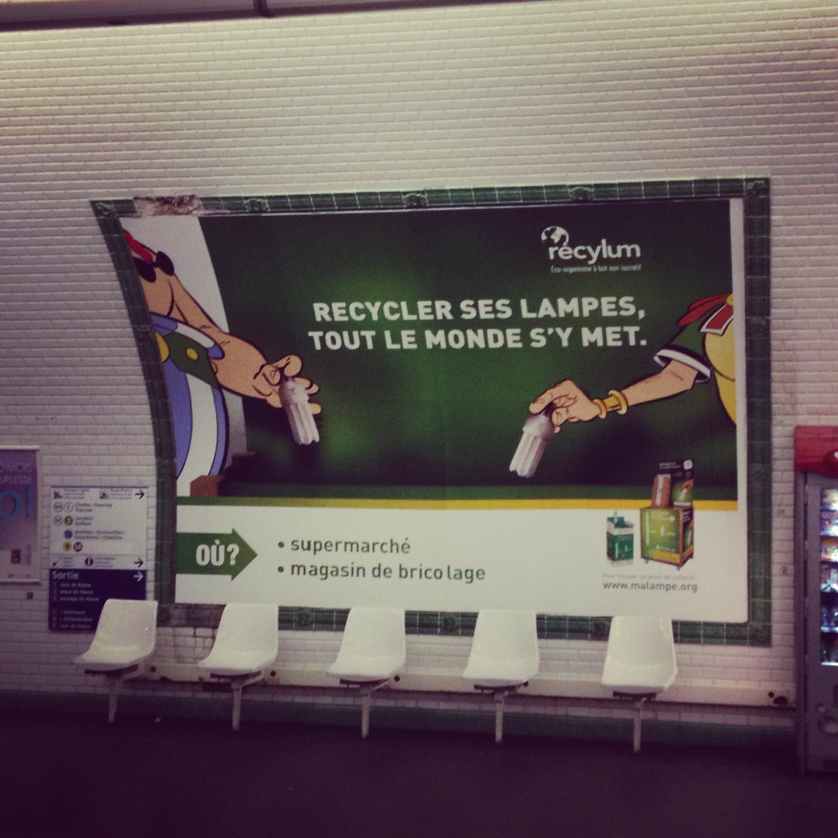 uneCasenPlus's tweet photo. "Recycler ses lampes, tout le monde s'y met." Campagne #Recylum en faveur du recyclage. #Ecologie #LaBDsortdesaCase http://t.co/Ay0sL5r5VT