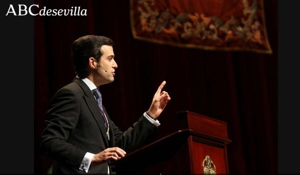 abcdesevilla's tweet photo. EN IMÁGENES: Un Pregón emotivo y delicado http://t.co/kbvJuZs9G0 | #Cuaresma PS http://t.co/fjxULDqU37