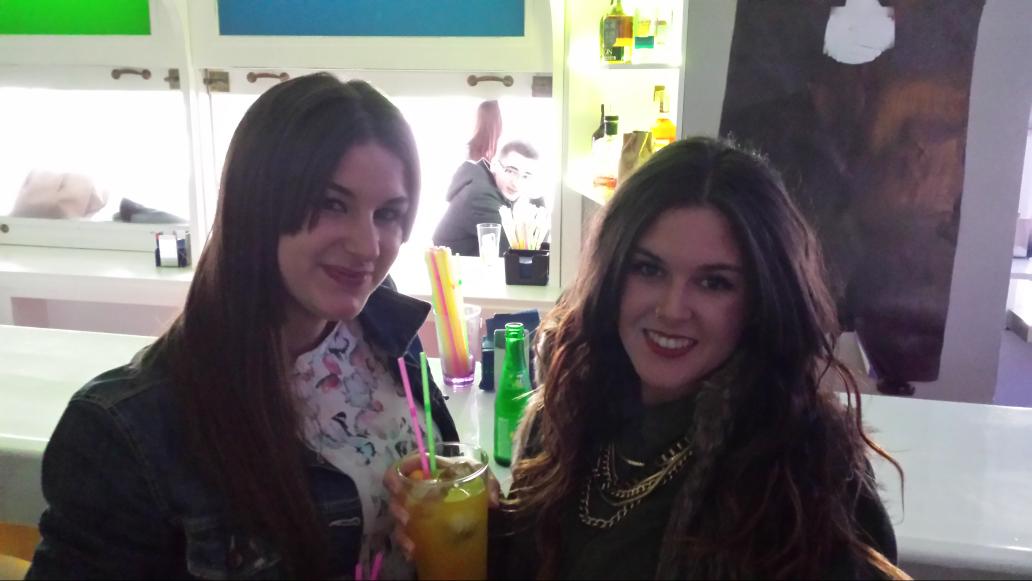 Lorena11MS's tweet photo. Una copichuela con la nena @Anndreat01 #BN http://t.co/eCCOEjaAOr
