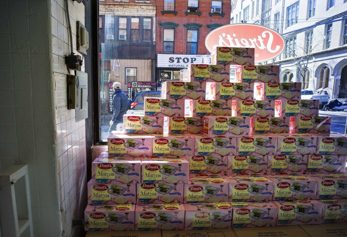 This is the final Passover matzo will be made at LES institution <a href="/StreitsMatzo/">Streits Matzo</a> bit.ly/1GAZkYB