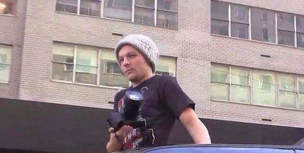 http_haz's tweet image. When you try and take a selfie but remember you're ugly...

#1DFandomVoteSpree #KCA #Vote1DUK