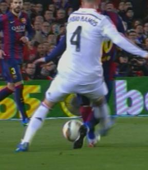 elchiringuitotv's tweet photo. AMARILLA para Sergio Ramos por esta entrada a Messi. ¡TE ESPERAMOS A LAS 22.52 en #ElChiringuitodeNeox! http://t.co/nBpKoBbVjS