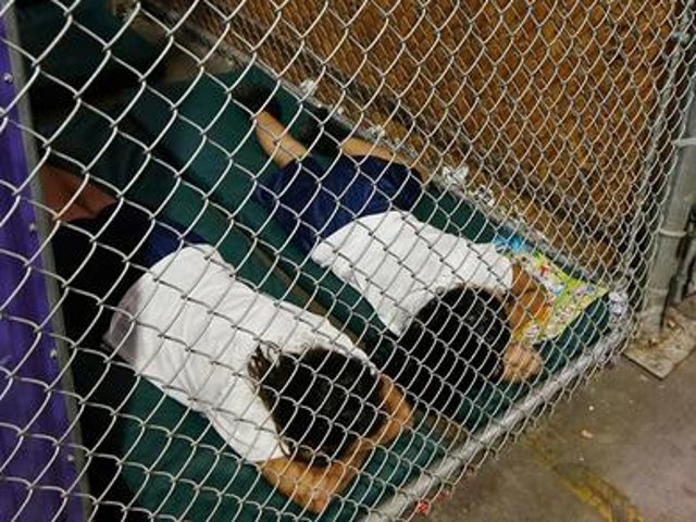 laradiodelsur's tweet image. Vea los campos de concentración de niños latinos en EE.UU. #ObamaDerogaElDecretoYa goo.gl/1h8ba0