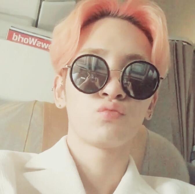 기범이 머리 색이 하루가 다르게 빠져가고있는데 또 그게 너무 예쁨 ㅠㅠㅠㅠㅠ 코튼캔디...왠지 자몽맛 솜사탕 맛일 것 같다😍