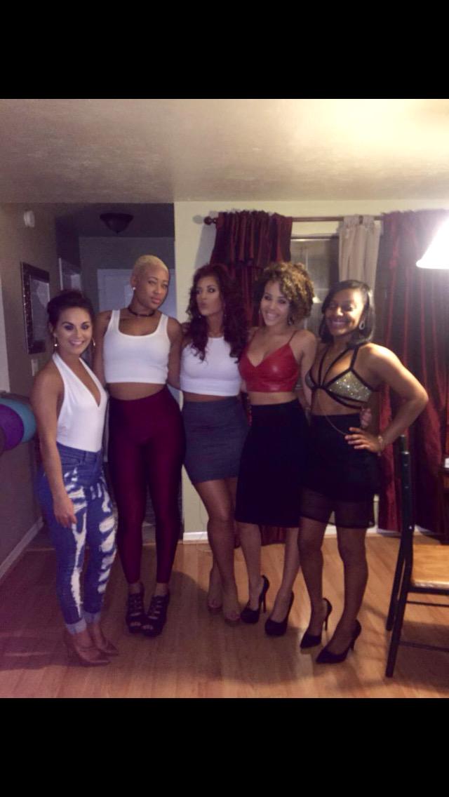 datgoldiegirl's tweet photo. It's a pretty gang thang💁 @Kendall_Spina @MsKaraBabyy @MsConnerShakur http://t.co/6VQMleLqMA