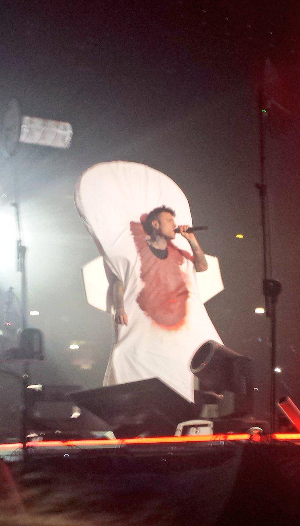 La_Capii's tweet photo. Tutto è magnifico, sì ma TU un po' di più! 😂😂 @Fedez #PopHoolistaTour #uomoassorbente #faibruttozio http://t.co/quOlne7CPO