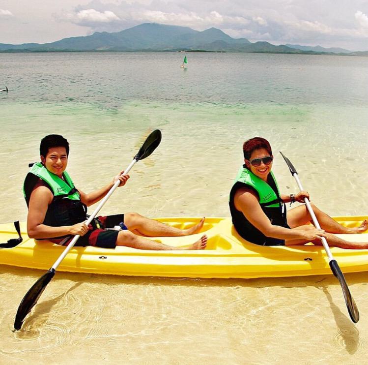regiemesina's tweet image. Best travel buddies #SeizeTheSummer with a kayak and Vaseline&apos;s Water-Based Serum #TeamExplorer @VaselinePH