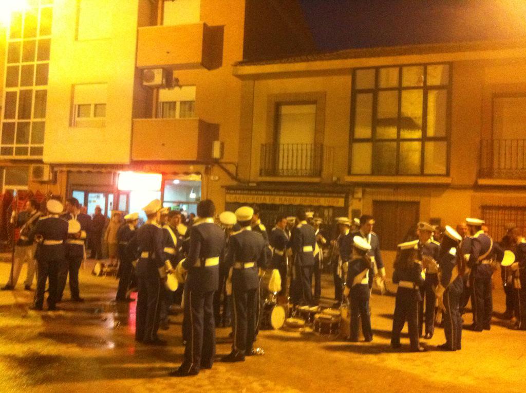 CCTTBolanosCva's tweet photo. Minutos antes de formar para tocar Marcha Real al Nazareno de Carrión de Calatrava #mareaazul http://t.co/KNZbxOaUjb