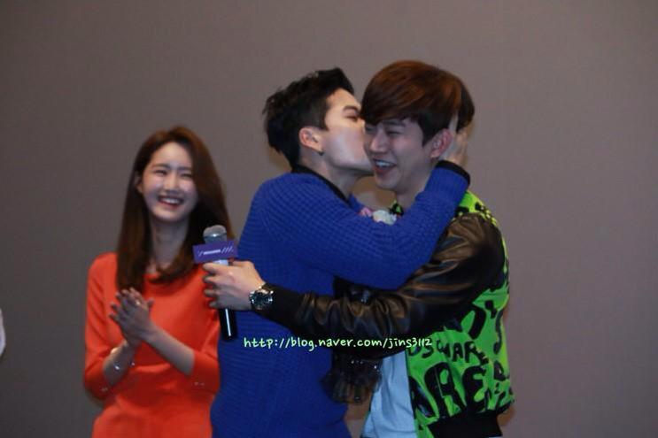 EarnLuv's tweet photo. ดูมุมข้าง...แจ็คจับโฮล็อคหัวอย่างกะจุ๊ฟผู้หญิงเลย โฮเอ้ย! นี่กับน้องก็ยังต้องเป็นเคะเลยเหรอ☺️ #JackHo http://t.co/tvI6UcuRQA