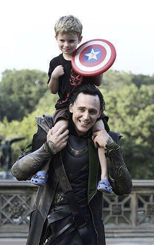 WHEN A MAN WHO PLAYS A SUPERVILLAIN IS ACTUALLY A SUPERHERO IN REAL LIFE 😍🙌💙