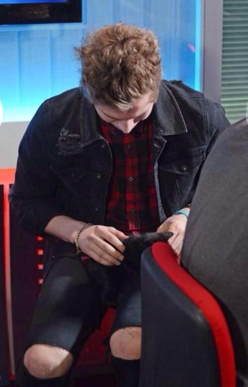 LukeSlayMe96's tweet photo. Tagged by @5SOSDaily_Posts #vote5sos #kca #TheyreTheOne #5SecondsOfSumer @radiodisney http://t.co/cwg9Bci8PW