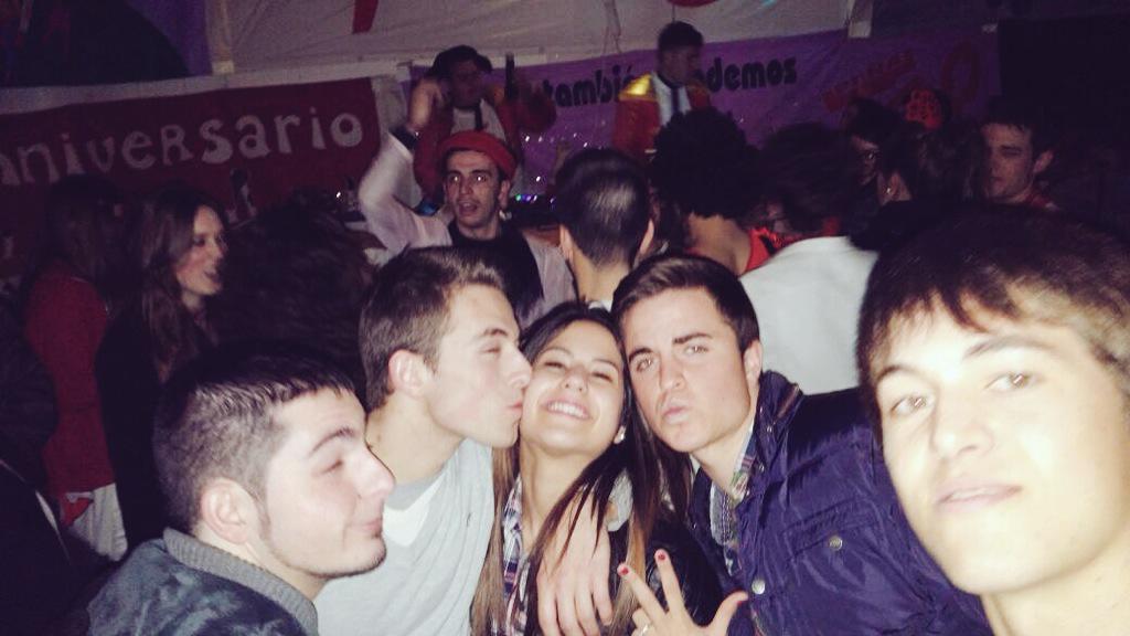 mayravareaperez's tweet photo. Parte de la nochee de ayer! Agustoo😊 http://t.co/ksGnXYsfXk