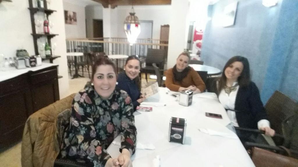 juliitapantoja's tweet photo. "@mariajosetarif1: De cenita con las guapas😜 @MonicaTarifaCal @juliitapantoja @95Eleresa @95Eleresa @SilviiaGutierre http://t.co/9MtDYHKiMM"