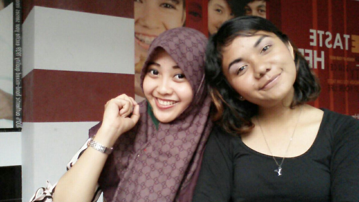 Shisy_Chayoo's tweet photo. Brtemu sahabat lama..mulai ga ketahan buat curhat...hha http://t.co/Z6pAiId2IG