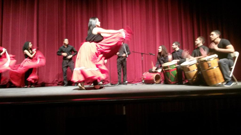 rafaelochaves's tweet photo. Música de nuestra tierra para cerrar #MomentosMusicales  Teatro @uprrp  @UPRInforma #ConjuntoCriollo #SondelaPeronía http://t.co/wB5hX30TtY