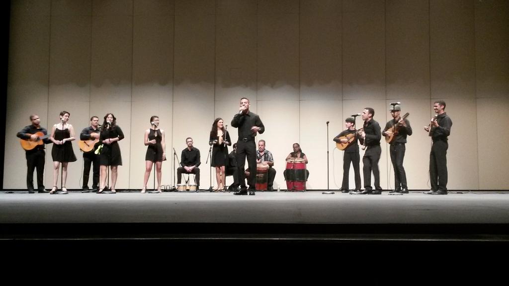 rafaelochaves's tweet photo. Música de nuestra tierra para cerrar #MomentosMusicales  Teatro @uprrp  @UPRInforma #ConjuntoCriollo #SondelaPeronía http://t.co/wB5hX30TtY