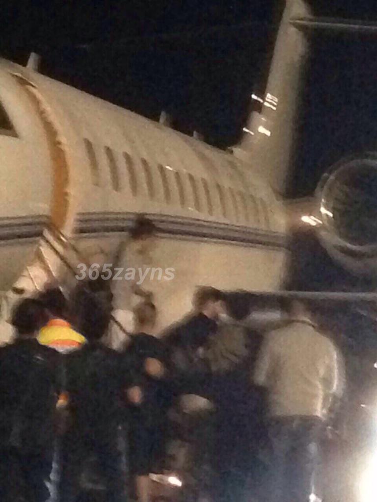 swaragamafm's tweet photo. Horee personil @onedirection sudah sampai di Jakarta. Siap nonton konsernya? :) #WelcomeToIndonesia1D | #YourFriends http://t.co/Fs7jR81YCl