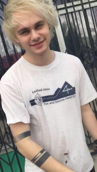 hi 😴 im michael and im new here blah blah blah rt babes