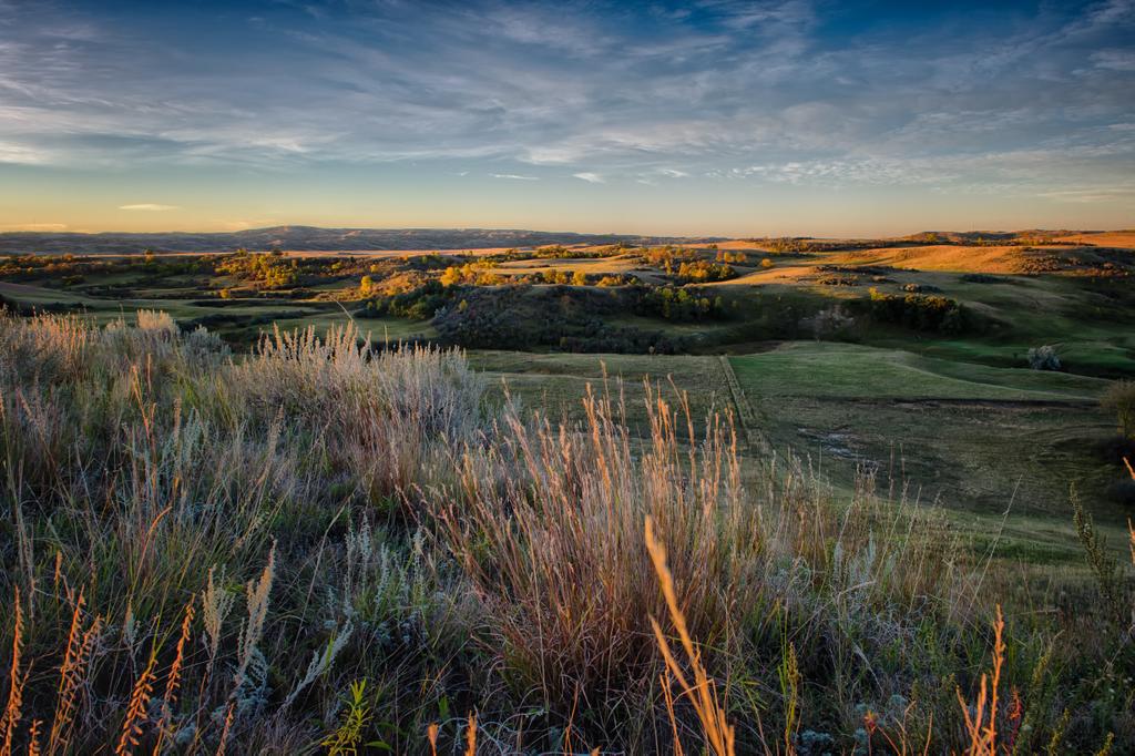 #NDLegendary sunset taken near Fish Creek Dam by <a href="/Hunter20ga/">Drake Carter</a>. #SunsetSunday