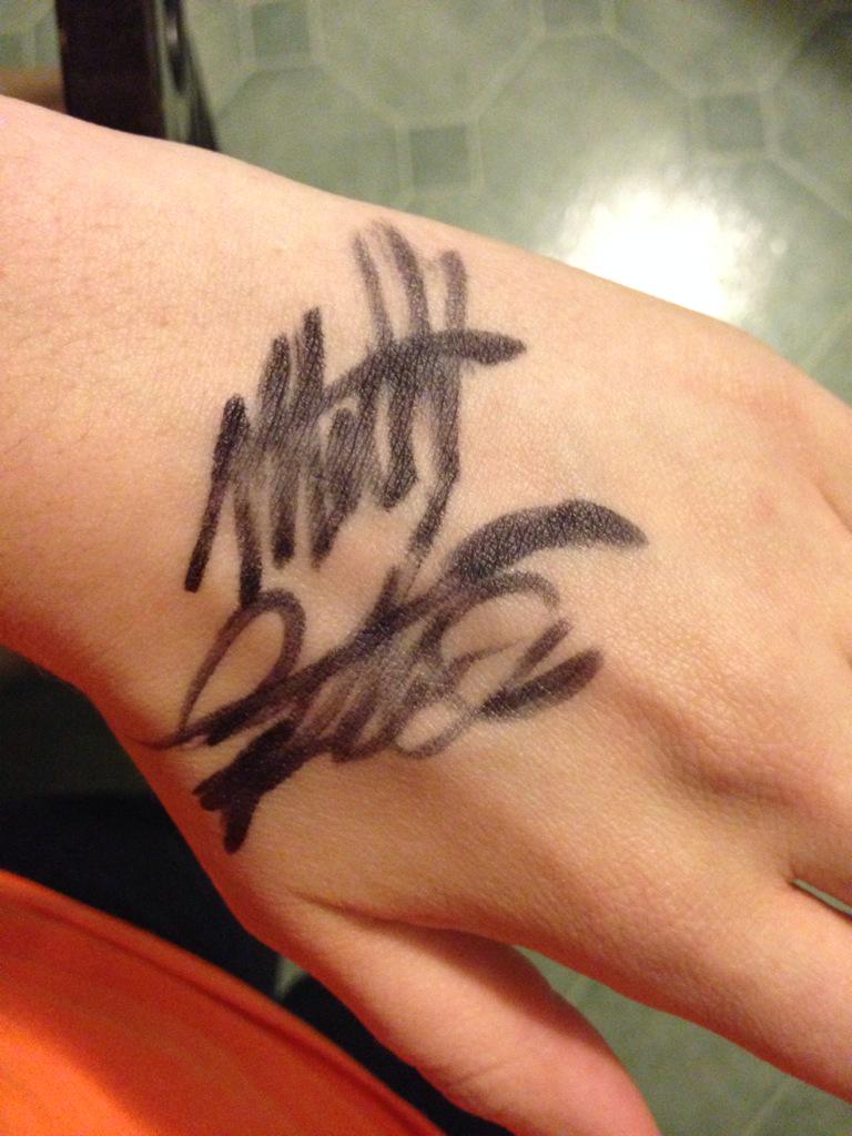 emilyyalexandra's tweet image. Omg @12matty18 signed my hand!😍😂 #daymade #practicallyfamous