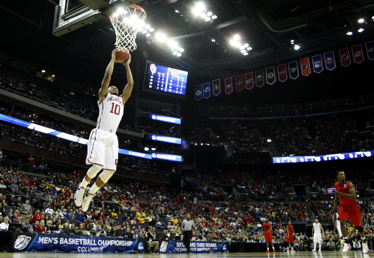 SportsCenter's tweet photo. Sweet Sooners. 3-seed Oklahoma beats 11-seed Dayton, 72-66. Sooners advance to Sweet 16 for 1st time since 2009. http://t.co/XyMIaqPGtP
