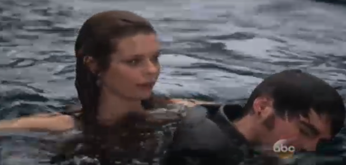 castinglaserie's tweet photo. Ariel saves Hook!
#OnceUponATime http://t.co/zLyGdyJAkw