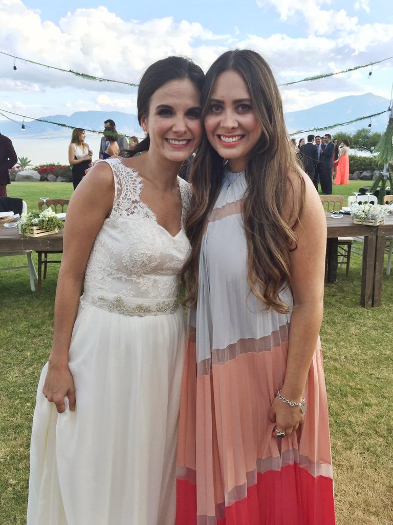 cherrychriss's tweet photo. La novia más hermosa, hiperactiva y feliz que he visto 💕. Te adoro @Decireeeee http://t.co/a3DQsvZEKV