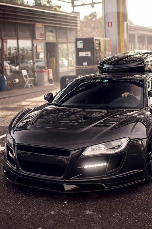 TheInsaneCar's tweet photo. Black R8 http://t.co/teYR9oeaoI