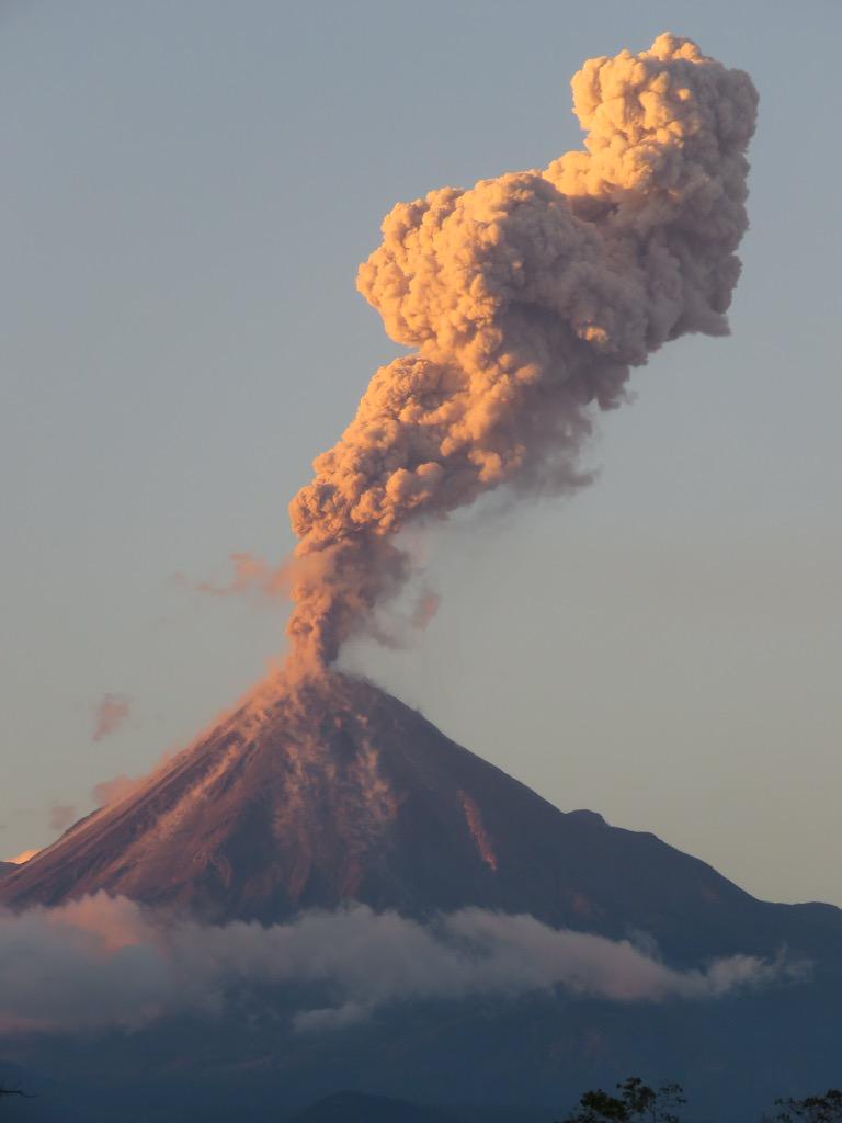 toonmx's tweet photo. "@SkyAlertMx: “ Exhalación del Volcán de Colima hoy domingo a las 7 de la tarde @SkyAlertMx http://t.co/ogDzhQvTxZ”" se vio hasta Apatzingán